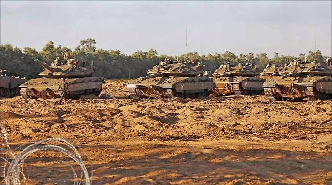이스라엘군 탱크들이 5일(현지시간) 이스라엘 쪽 가자지구 국경 근처에 배치돼 있다. (사진=AFP)