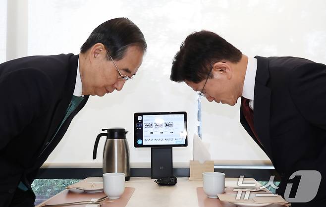 김문수 국민의힘 대선 후보와 한덕수 무소속 대선 예비후보가 7일 오후 서울 종로구의 한 음식점에서 후보 단일화를 위한 회동을 하고 있다. (공동취재) 2025.5.7/뉴스1 ⓒ News1 오대일 기자