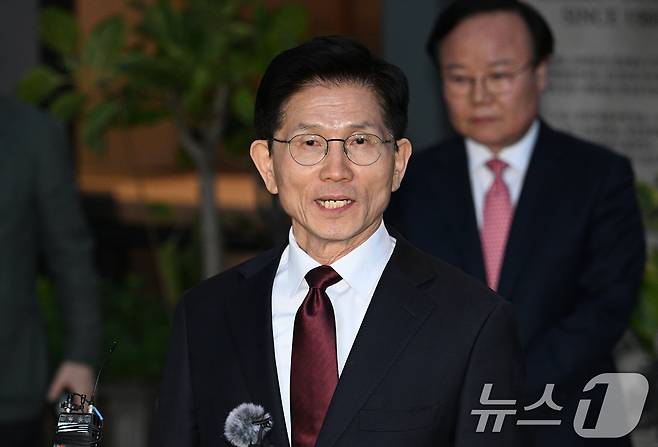 김문수 국민의힘 대선 후보가 7일 서울 종로구의 한 식당에서 한덕수 무소속 대선 예비후보와의 단일화 관련 회동을 마친 후 입장을 밝히고 있다. 뒤는 김재원 비서실장. (공동취재) 2025.5.7/뉴스1 ⓒ News1 오대일 기자