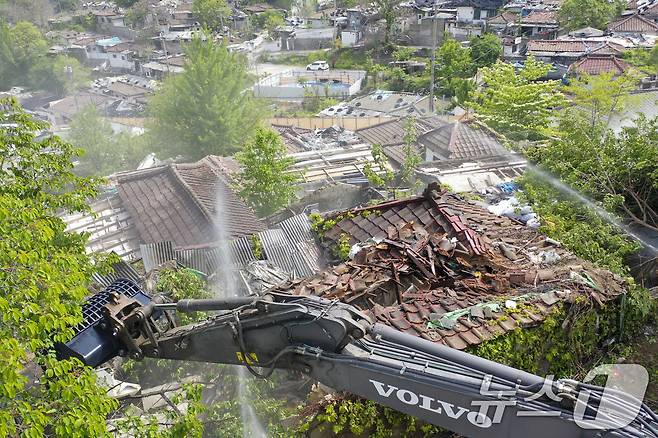 서울 마지막 달동네인 노원구 중계본동 '백사마을'이 8일 오전 철거 작업을 하고 있다. (공동취재) 2025.5.8/뉴스1 ⓒ News1 김성진 기자