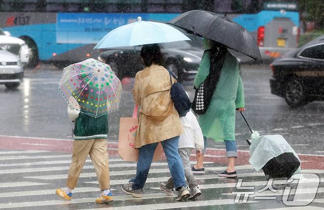 서울을 비롯한 수도권 일대에 비가 내린 서울 중구 서울광장에서 우산을 쓴 시민들이 발걸음을 옮기고 있다. 2025.5.1/뉴스1 ⓒ News1 김진환 기자