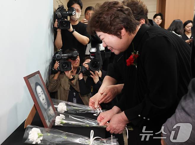 8일 서울 동작구 국방부유해발굴감식단에서 열린 6·25전사자 유해 얼굴복원 유가족 초청행사에서 故 송영환 일병의 딸인 송재숙 씨가 영정에 카네이션을 놓고 있다. 2025.5.8/뉴스1 ⓒ News1 허경 기자