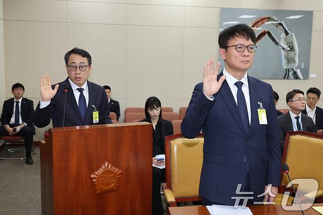 유영상 SK텔레콤 대표이사가 8일 오후 서울 여의도 국회 과학기술정보방송통신위원회에서 열린 SK텔레콤 해킹 관련 청문회에 출석해 증인 선서를 하고 있다. 2025.5.8/뉴스1 ⓒ News1 안은나 기자