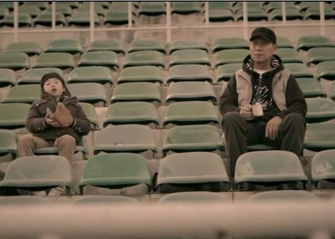 목지훈과 김성근 감독이 찍은 핫초코 광고의 한 장면. 사진 | 동서식품 CF