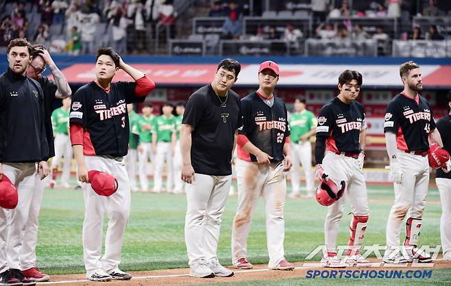 7일 고척돔에서 열린 KBO리그 키움과 KIA의 경기. 키움이 KIA에 11대 10으로 역전승을 거뒀다. 경기 종료 후 팬들에게 인사하는 KIA 선수들. 고척=송정헌 기자songs@sportschosun.com/2025.05.07/