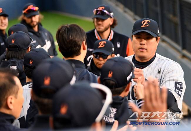 25일 잠실야구장에서 열린 한화와 LG의 경기, 한화 류현진이 선발 등판에 앞서 불펜피칭을 마친 후 동료들과 하이파이브를 하고 있다. 잠실=허상욱 기자wook@sportschosun.com/2025.03.25/