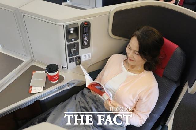 티웨이항공이 가정의 달을 맞아 B777-300ER 항공편 예약 가족 승객을 대상으로 이코노미 좌석을 비즈니스 세이버 클래스로 업그레이드 이벤트를 진행한다고 8일 밝혔다. /티웨이항공