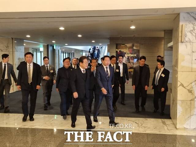 이재명 더불어민주당 대선 후보와 최태원 대한상의 회장 등 기업인들이 간담회 참석을 위해 이동하고 있다. /이성락 기자