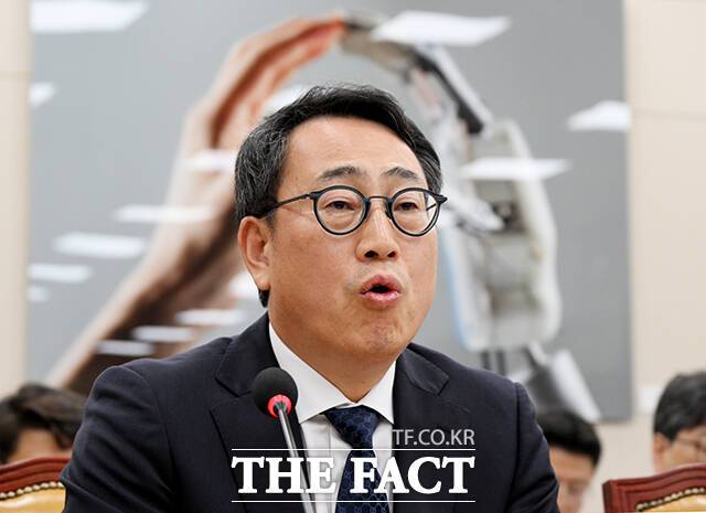 유영상 SK텔레콤 사장이 8일 오후 서울 여의도 국회에서 열린 과학기술정보방송통신위원회 전체회의 SK텔레콤 해킹 관련 청문회에 참석해 질의에 답변을 하고 있다. /국회=배정한 기자