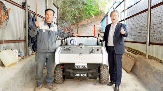 운반로봇 1호 구매 고객 장동관 씨(왼쪽)와 여준구 대동로보틱스 대표 (사진=대동로보틱스)