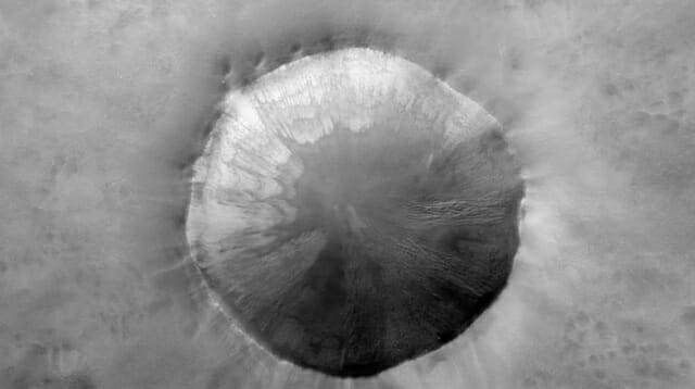 화성에서 지구에서 볼 수 있는 같은 물결 모양의 토양 패턴이 관측됐다. MRO가 촬영한 이 사진은 화성 분화구 내부의 패턴을 보여준다. (출처=NASA/JPL-칼텍/애리조나대학)