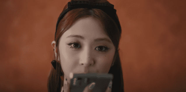 르세라핌이 '제미나이'를 시연하는 광고의 한 장면 (사진=구글 플레이 코리아 유튜브 캡처)