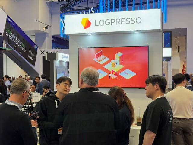 최근 미국 샌프란시스코에서 개최된 ‘RSA 컨퍼런스 2025’ 로그프레소 부스에서 관람객들이 ‘로그프레소 클라우드’에 대한 설명을 듣고 있다.
