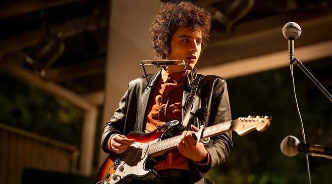 밥 딜런 전기 영화 ‘컴플리트 언노운(A Complete Unknown∙2024∙사진)’의 한 장면.