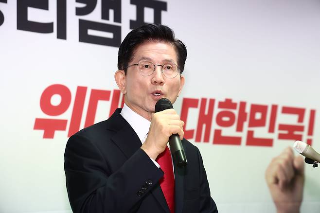김문수 국민의힘 대통령 후보가 8일 오전 서울 여의도 자신의 캠프 사무실에서 단일화 관련 긴급 기자회견을 하고 있다./뉴스1
