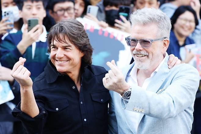 톰 크루즈(왼쪽)와 크리스토퍼 맥쿼리 감독이 영화 '미션 임파서블: 파이널 레코닝' 홍보차 7일 오후 서울 강서구 서울김포비즈니스항공센터(SGBAC)를 통해 입국해 팬들에게 인사하고 있다. /연합뉴스