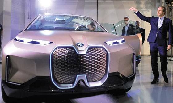 2019년 독일 뮌헨에서 열린 BMW의 '배터리 셀 경쟁력 센터 개소식'에서 올리버 집세 BMW CEO가 순수 전기차 SUV 콘셉트카인 'i NEXT'를 소개하고 있다. / EPA 연합뉴스