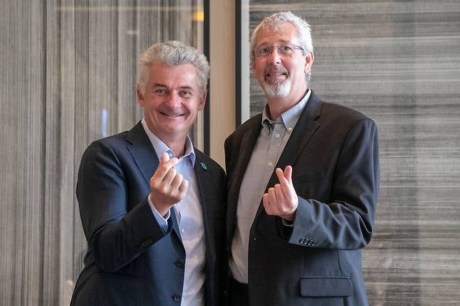 스노우플레이크 공동 창업자인 브누아 다주빌레(왼쪽)와 티에리 크루앙스는 최근 WEEKLY BIZ 인터뷰에서 "결국 AI와 데이터는 한 플랫폼 안에서 통합적으로 다뤄져야 한다"고 말했다. /장련성 기자