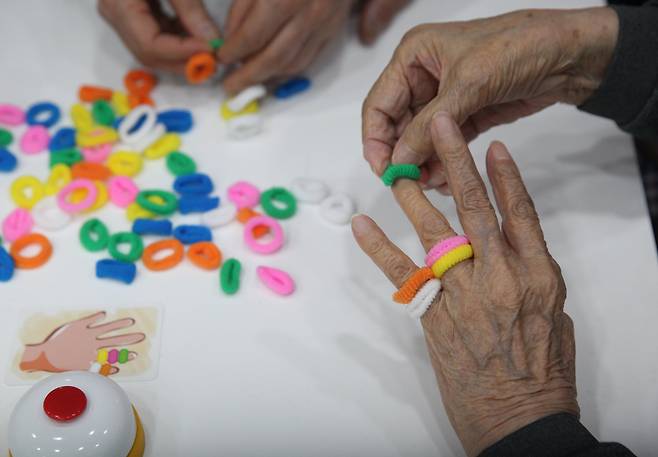 치매예방 위해 놀이하는 요양원 노인들. 기사와는 직접 관련 없는 사진. /조인원 기자