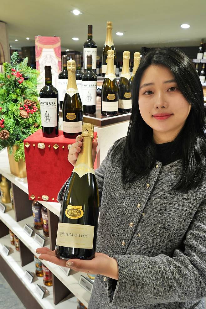 롯데백화점 모델이 서울의 심판 우승 와인을 들고 있다./롯데백화점 제공