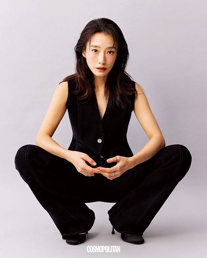 베스트, 팬츠 모두 Barrie. 슈즈 Jimmy Choo. 반지 모두 Golden Dew.