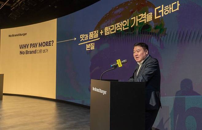 신세계푸드 강승협 대표이사가 8일 노브랜드 버거 비전 발표 간담회에서 사업비전을 발표하고 있다.ⓒ신세계푸드