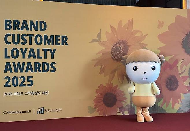 네이버웹툰 작품 '마루는 강쥐' 속 캐릭터 '마루'가 8일 서울 여의도에서 열린 2025 브랜드 고객충성도 대상에서 기념사진을 촬영하고 있다.ⓒ네이버웹툰