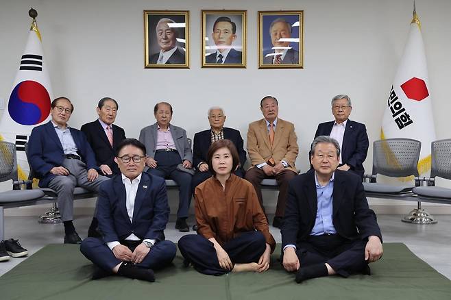 국민의힘 유준상 상임고문과 김미애 의원, 김무성 상임고문(앞줄 왼쪽부터)이 7일 국민의힘 당사에서 단식 농성을 하고 있다. 국민의힘 제공