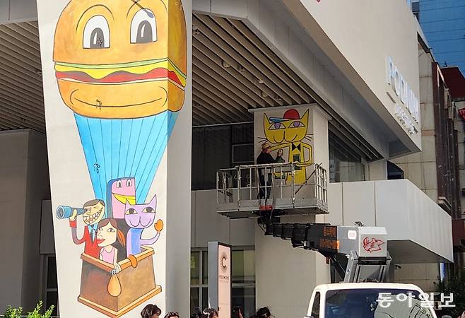 짐 아비뇽 작가가 2일 부산 수영구 포디움다이브 외벽에 벽화를 그리고 있다. 김화영 기자 run@donga.com