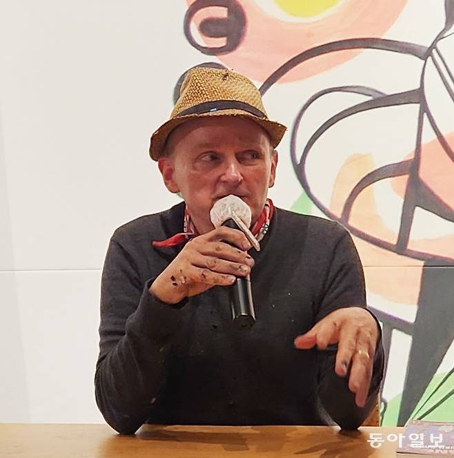 독일 팝 아티스트인 짐 아비뇽 작가가 2일 부산 수영구 포디움다이브에서 열린 기자 간담회에서 자신의 생각을 말하고 있다. 김화영 기자 run@donga.com