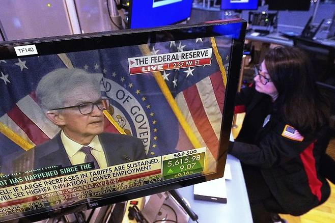 미국 뉴욕 뉴욕증권거래소(NYSE) 모니터에 7일(현지시간) 제롬 파월 연방준비제도(연준) 의장의 기자회견 방송이 나오고 있다. 뉴욕 증시는 파월 의장이 추가 금리 인하에 신중한 입장을 나타냈지만 사흘 만에 반등에 성공했다. AP 뉴시스