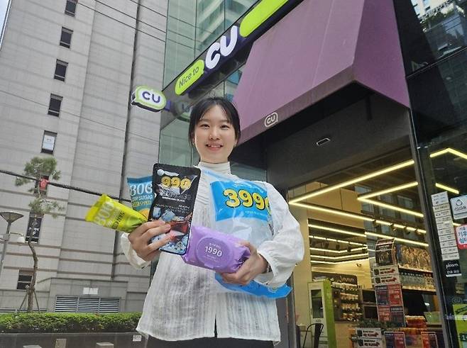 모델이 초특가 제품을 들고 홍보하고 있다. BGF리테일 제공