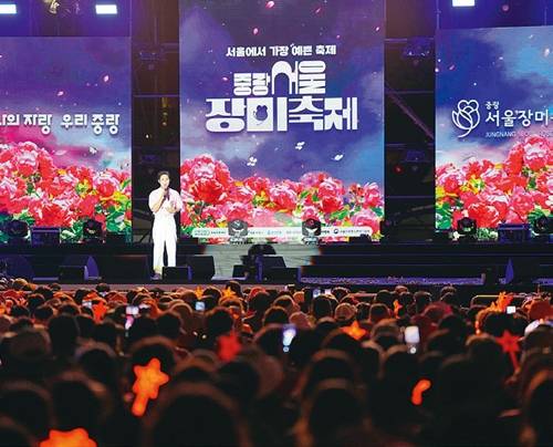 지난해 300만 명 이상 방문한 중랑 서울장미축제는 올해도 장미터널을 중심으로 장미 228종 31만 주를 만나볼 수 있고 다채로운 공연과 체험, 전시도 즐길 수 있다. 중랑구 제공