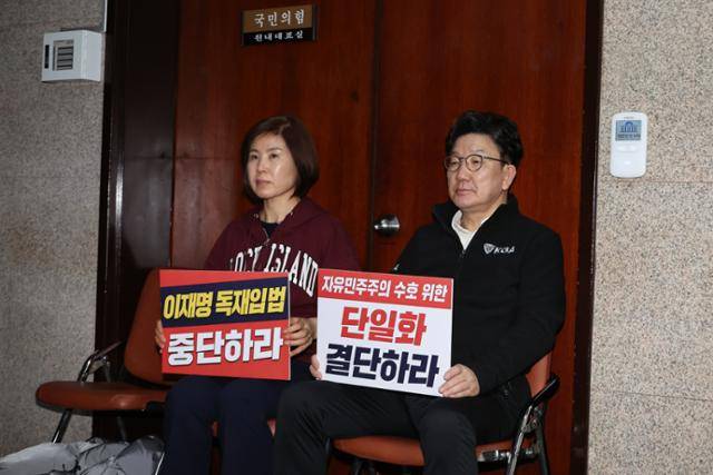 국민의힘 권성동 원내대표와 김미애 의원이 7일 서울 여의도 국회에서 김문수 당 대선 후보를 향해 무소속 한덕수 예비후보와의 조속한 단일화를 촉구하며 단식 농성을 하고 있다. 연합뉴스