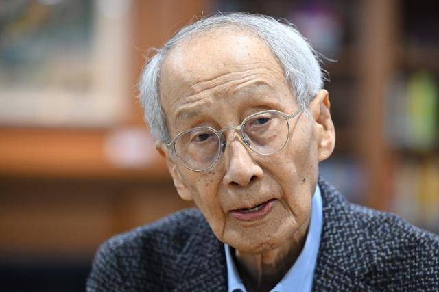 윤여준 더불어민주당 상임 총괄선대위원장이 7일 국회 의원회관에서 본보와 인터뷰하고 있다.박시몬 기자