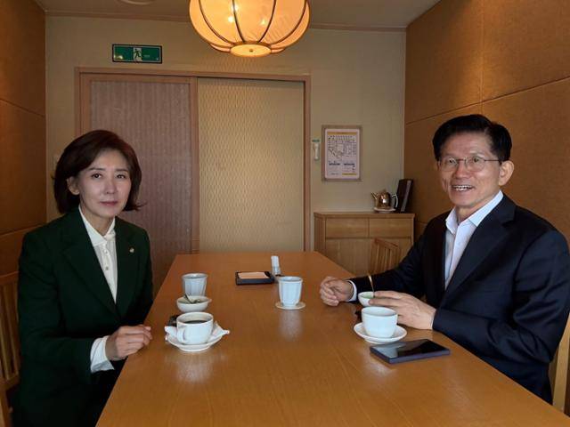 김문수(오른쪽) 국민의힘 대선 후보가 7일 서울 모처에서 같은 당 나경원 의원과의 회동에 앞서 기념촬영을 하고 있다. 뉴시스