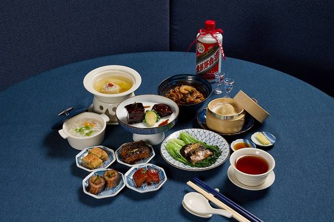 “간장과 불맛이 직조한 5코스의 흐름” 정갈한 작은 접시 위를 흐르는 건 간장 한 방울이 아니라, 상하이의 기억일지 모른다. 흑돼지부터 샤오롱바오까지 이어지는 정통과 재해석의 5코스를 마난다. (롯데관광개발 제공)