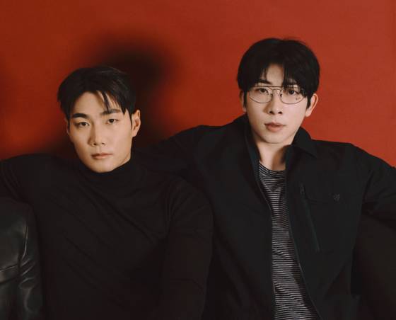 '싱글즈' 화보를 촬영한 KT 장진혁왼쪽)과 오원석. 사진 KT 위즈