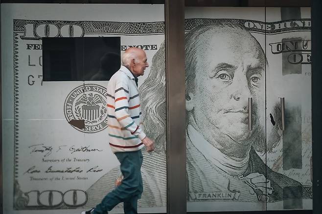 2024년 4월 1일 아르헨티나 부에노스아이레스의 한 환전소를 한 사람이 지나가고 있다. 사진=연합뉴스