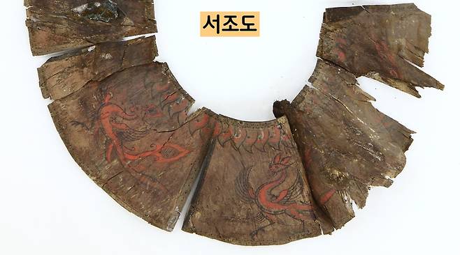 또 한 장의 채화판에 새겨진 ‘서조도’는 두 다리와 날개, 긴 꼬리를 가진 상서로운 새를 묘사했다.