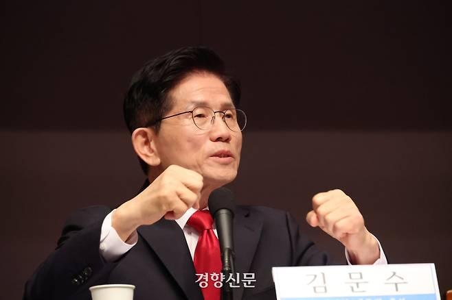 김문수 국민의힘 대선 후보가 8일 서울 중구 한국프레스센터에서 열린 대선 후보 초청 관훈클럽 토론회에서 단일화에 대한 입장을 밝히고 있다. 한수빈 기자