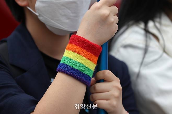 서울퀴어퍼레이드 서울광장 사용 불허 규탄 대학가 무지개 행진 기획단이 2023년 5월 서울 서대문구 스타광장에서 기자회견을 열고 있다. 경향신문 자료사진