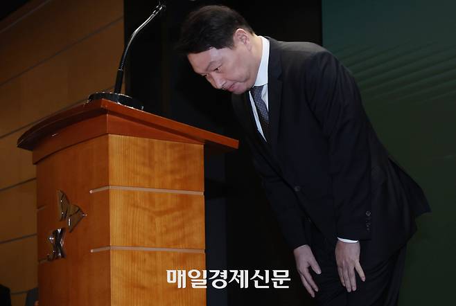 최태원 SK그룹 회장이 7일 오전 서울 중구 SK텔레콤 T타워 SUPEX홀에서 SK텔레콤의 해킹 사고와 관련해 대국민 사과를 하고 있다. 2025.05.07. 한주형기자