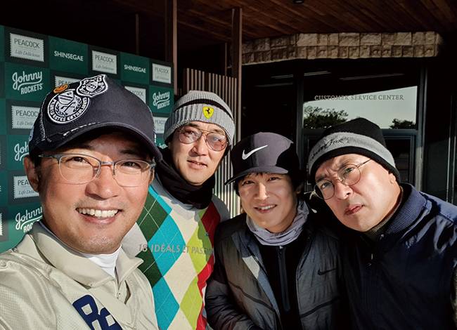 라운드에서 배우 친구들과 즐거운 한때. 왼쪽부터 안재욱, 서용빈, 차태현, 김승우.