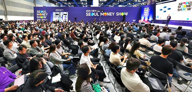 "격변기 재테크 팁 얻어가자" 인산인해 8일 서울 코엑스에서 '격변기 승리하는 재테크 전략'을 주제로 개막한 '2025 서울머니쇼'에서 기조연설자로 나선 스티브 브라이스 스탠다드차타드(SC)그룹 최고투자전략가가 미국발 통상전쟁 이후 자산 전략에 대해 강연하고 있다. 이승환 기자