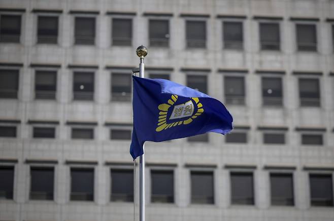 국회가 현직 대법원장을 대상으로 한 청문회를 실시하기로 결정하면서 조희대 대법원장의 출석 여부에 관심이 모이고 있다. 조 대법원장이 대선을 앞두고 이재명 더불어민주당 대선 후보의 공직선거법 위반 사건 상고심 결론을 내면서 발생한 정치적 논란을 정면돌파하기 위해 직접 나와 입장을 밝힐 것이란 전망이 나온다. 사진은 8일 서울 서초구 대법원./사진=뉴시스