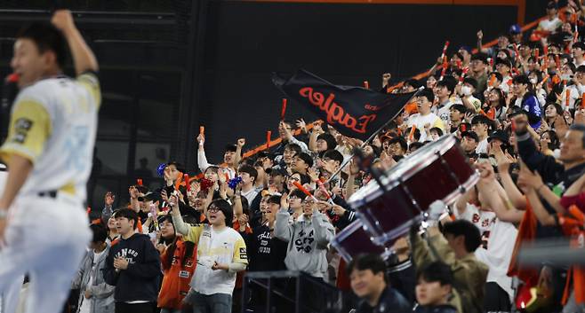 한화 이글스가 빙그레 이글스 시절 달성한 리그 14연승에 도전한다. 사진은 지난 7일 대전 한화생명볼파크에서 열린 2025 신한 SOL뱅크 KBO리그 한화 이글스와 삼성 라이온즈 경기를 보기 위해 모인 야구 팬들의 모습. /사진=뉴스1