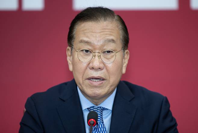 권영세 국민의힘 비상대책위원장이 대선 후보 단일화 관련 입장을 밝혔다. 사진은 8일 서울 여의도 국회에서 기자간담회를 진행한 권 위원장. /사진=뉴스1