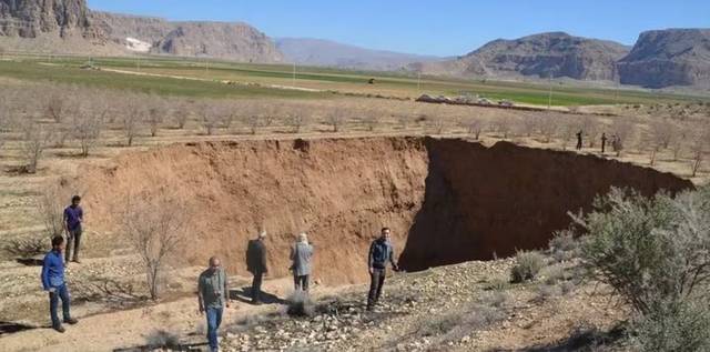 이란의 수도 테헤란에서 대규모 땅꺼짐이 발생했다. 뉴시스(엑스(X) 캡처)