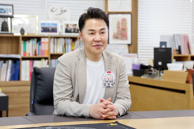 오언석 서울 도봉구청장이 지난 1일 구청장실에서 문화일보와 인터뷰하며 올해 구정 역점 사업에 대해 설명하고 있다. 도봉구청 제공